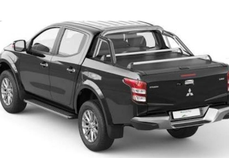 ครอบฝาถังน้ำมัน Mitsubishi Triton 4 doors มิตซูบิชิ ไทรทัน รุ่น 4 ประตู ปี 2015-2018 (สีเงินโลโก้สีแดง) (ใช้เทปกาว 3M)