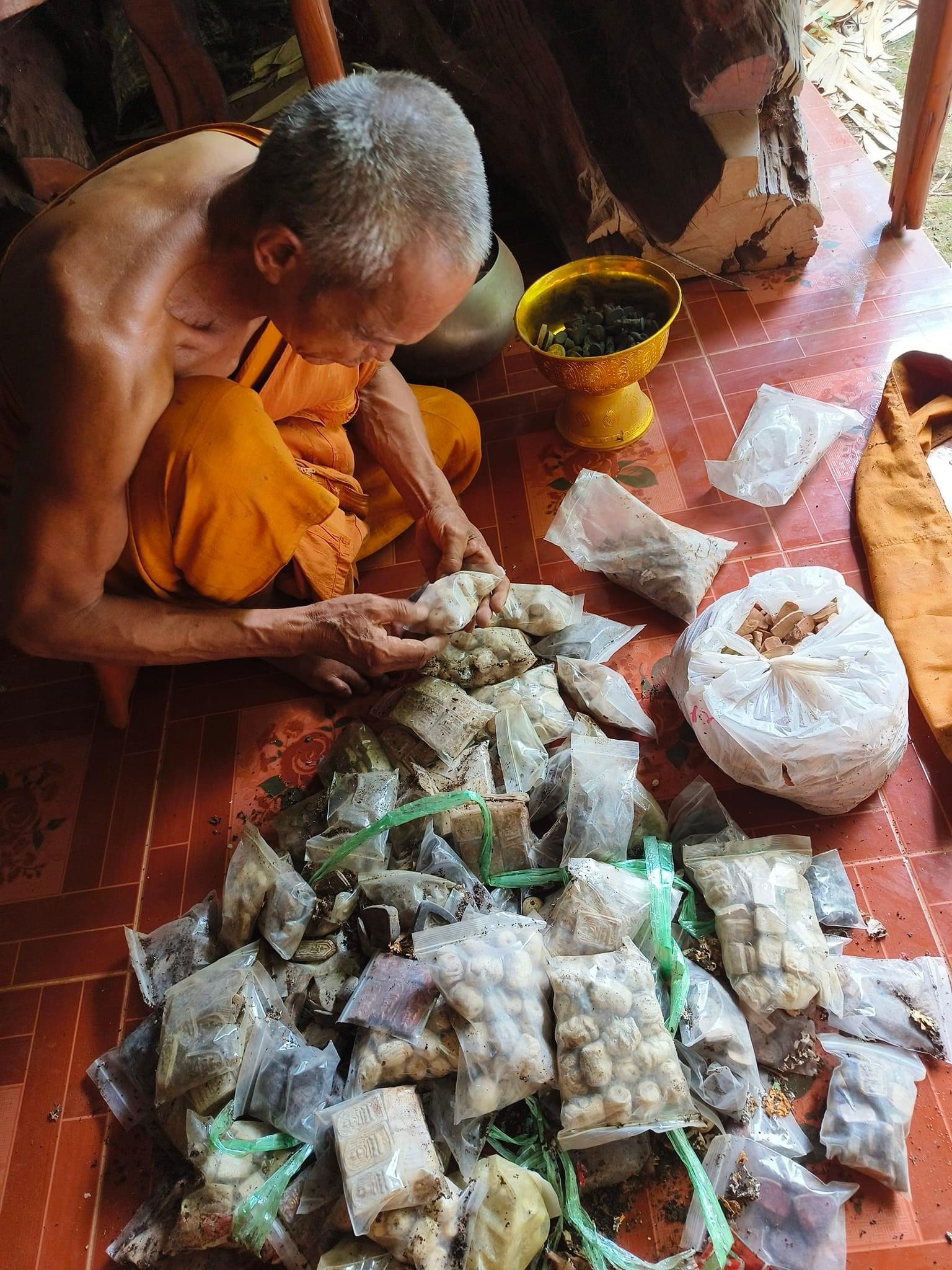 พระพิมพ์หลวงพ่อปาน ขี่ครุฑ หลวงพ่อหนุน วัดพุทธโมกข์ พุทธาภิเษก (กรุวัด)