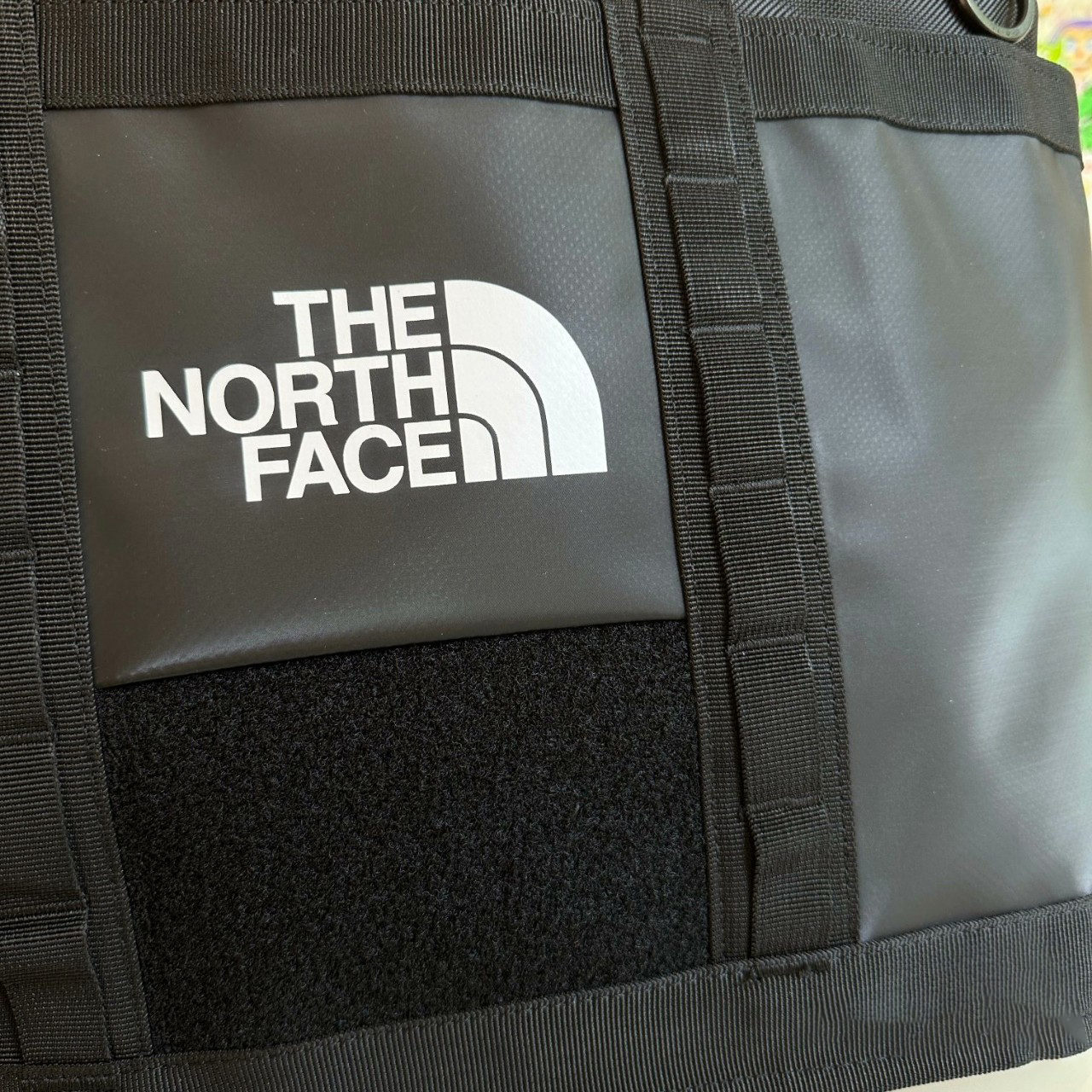 กระเป๋า The North Face Explorer Utility Tote สามารถใช้เป้นกระเป่าสะพาย หรือกระเป๋าถือได้ ของใหม่ ของแท้ พร้อมส่งจากไทย