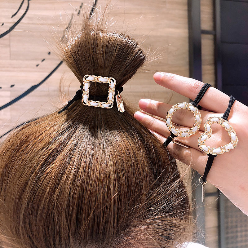 ยางรัดผม 2 เส้น สีดำ จี้ลายโซ่ร้อยเชือกด้านใน โทนสี ขาว-ดำ ขายส่ง เซต 12 ชิ้น
