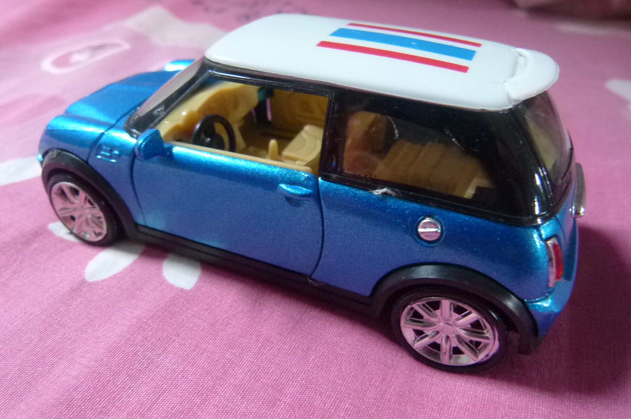 รถเหล็ก ตั่งโชว์ เปิดประตู ซ้าย และ ขวา ได้ ครับๆ 450.- ส่งฟรี EMS