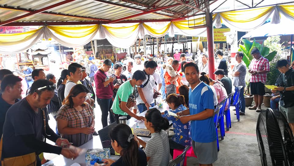 เปิดจองเหรียญท้าวเวสสุวรรณ เนื้องเงินลงยาแดงหน้ากากทองดำ (พิมพ์เล็ก) ทรงจำปี รุ่น รับขวัญศิษย์ ปี 62