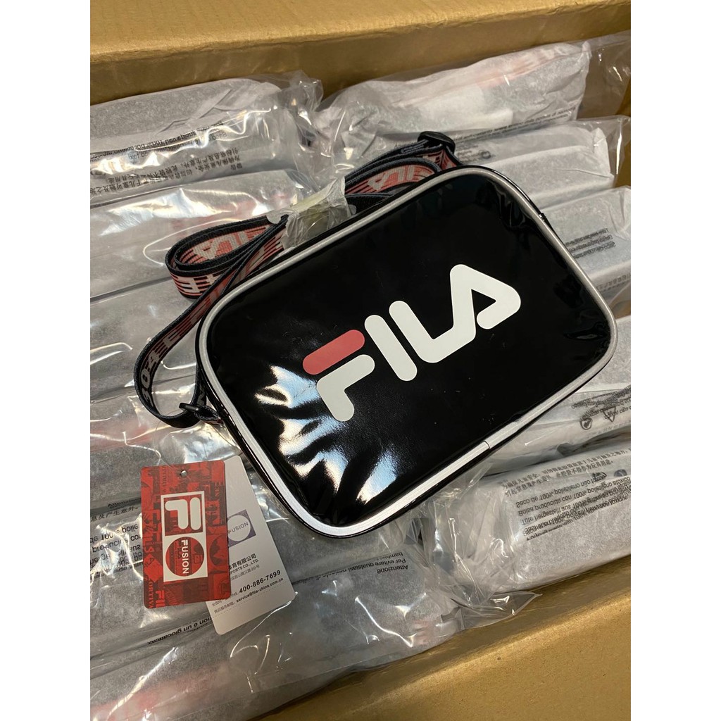 กระเป๋าสะพายข้าง Fila Fusion รุ่น Square Sling Bag ของใหม่ ของแท้ พร้อมส่งจากไทย กระเป๋าสะพาย กระเป๋าใส่มือถือ กระ