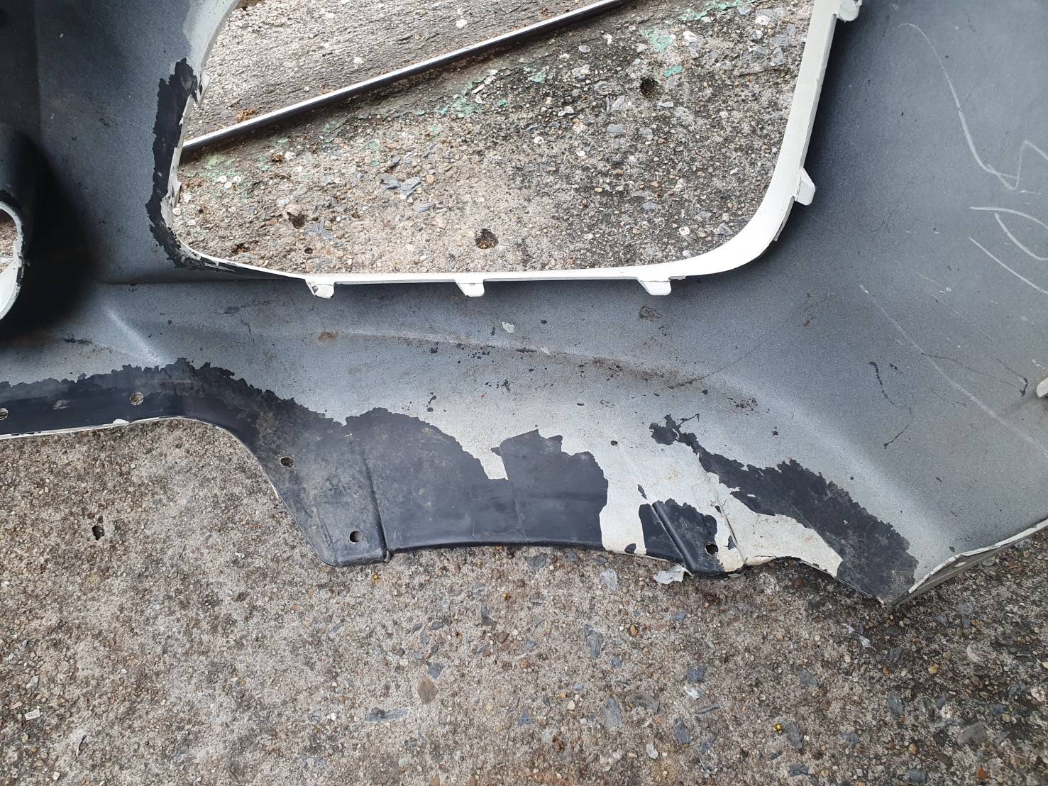 กันชนหน้า มือสอง BMW F25 สีขาว หูครบ ไม่ฉีกขาด ขายตามสภาพ