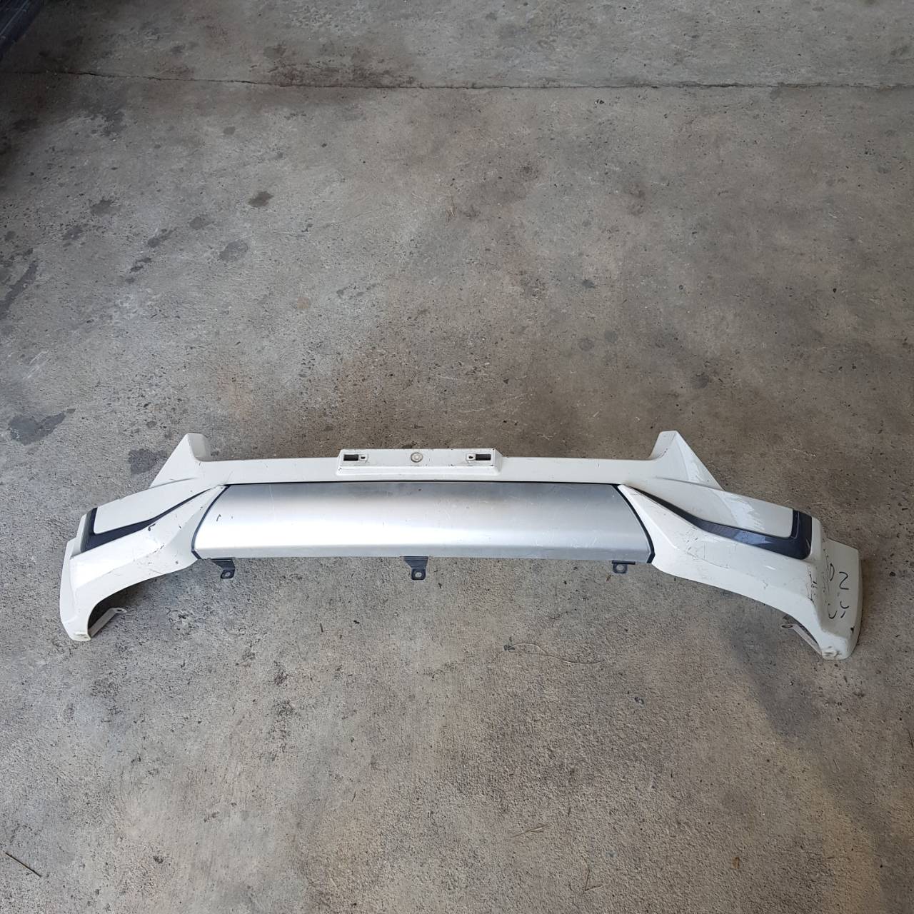 สเกิร์ตกันชนหน้า Isuzu D-Max Hi-Lander X-series ปี 2018(มือสอง)