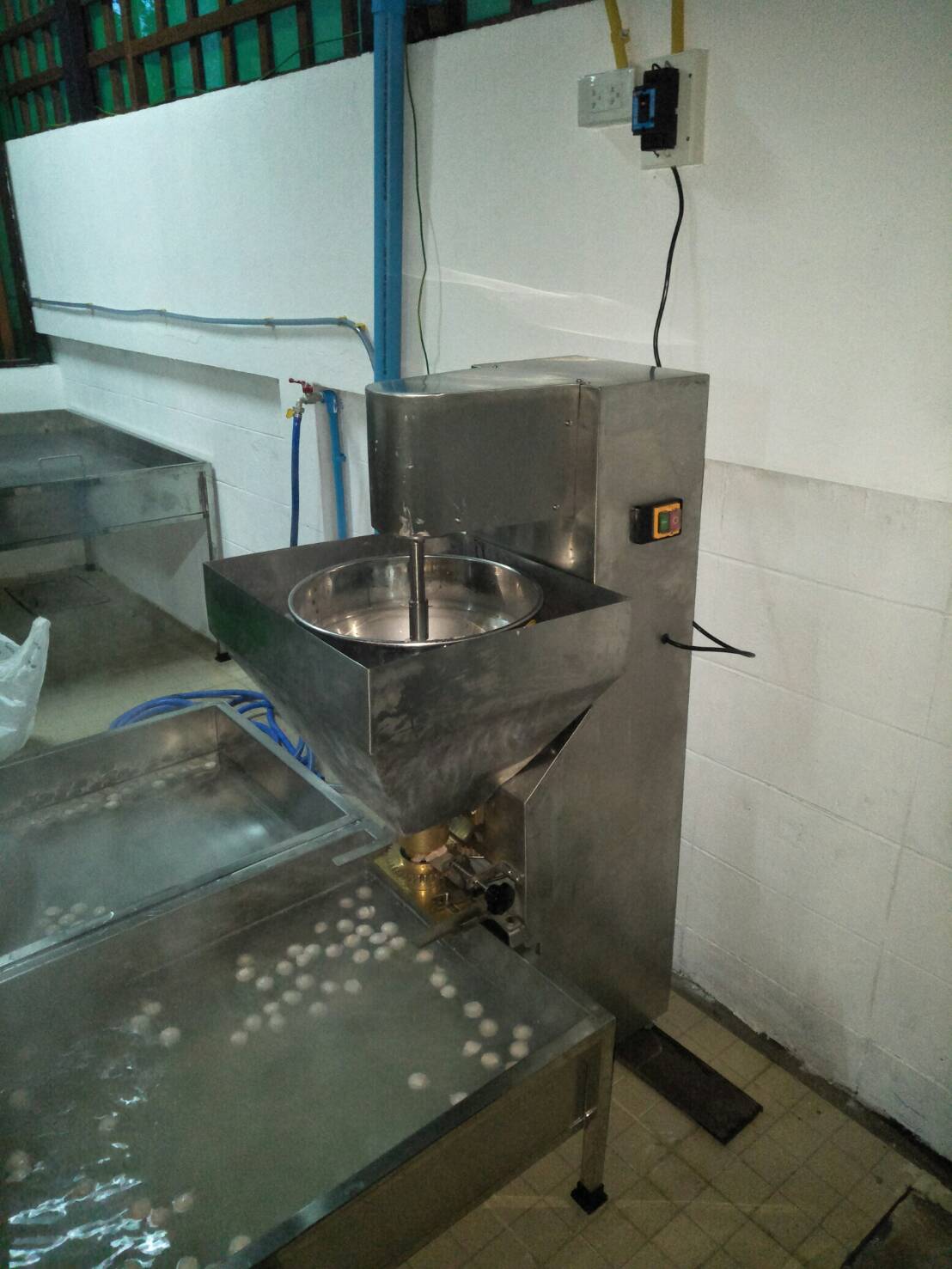 เครื่องทำลูกชิ้น เครื่องบีบลูกชิ้น เครื่องปั้นลูกชิ้น อัตโนมัติ