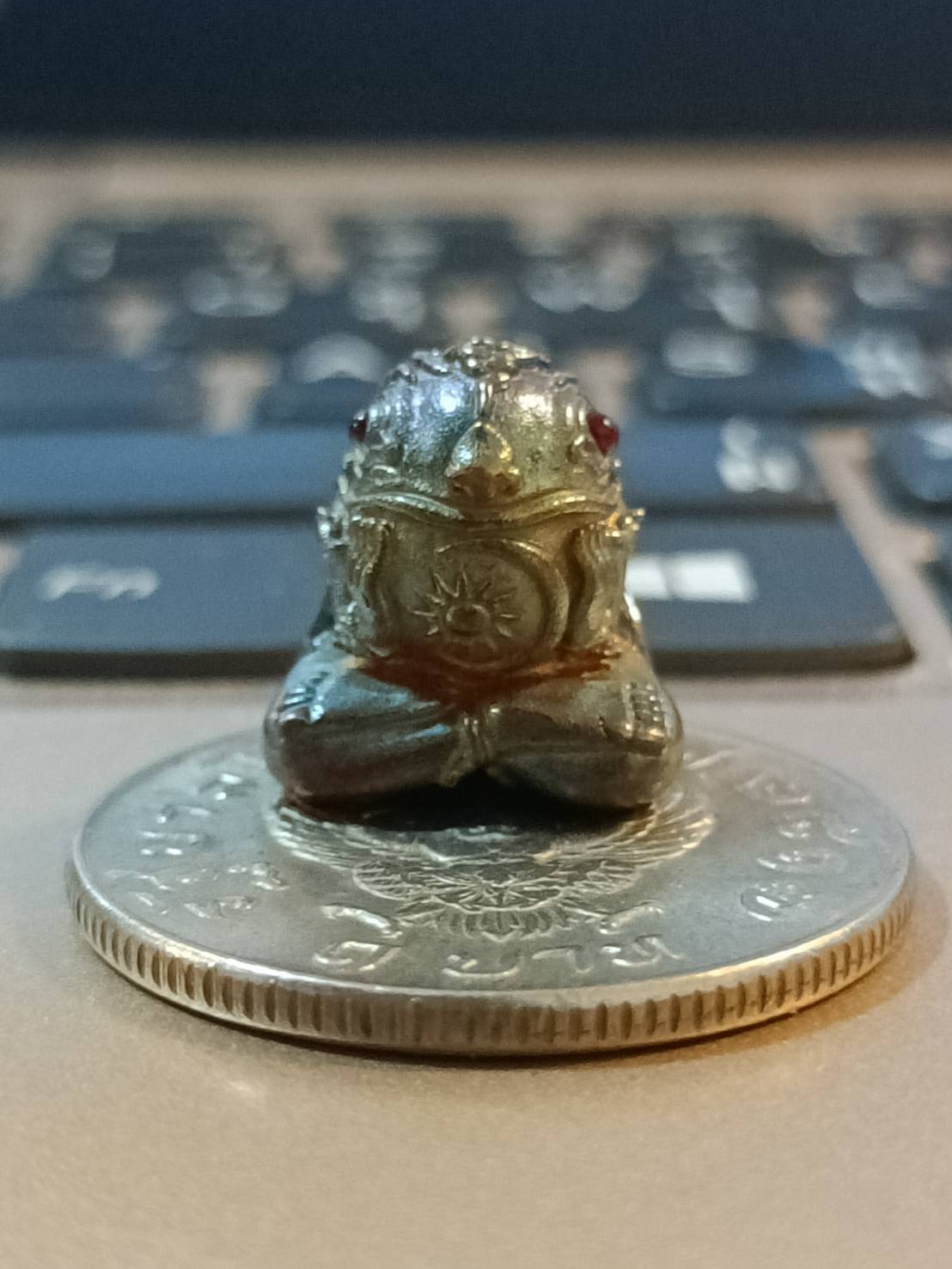 กบกินเดือนจิ๋วเนื้อเหล็กไหลงอก ๗ สี พระอาจารย์อุวิจิ่งต่า ครูบากฤษดา สุเมโธ พุทธาภิเษก