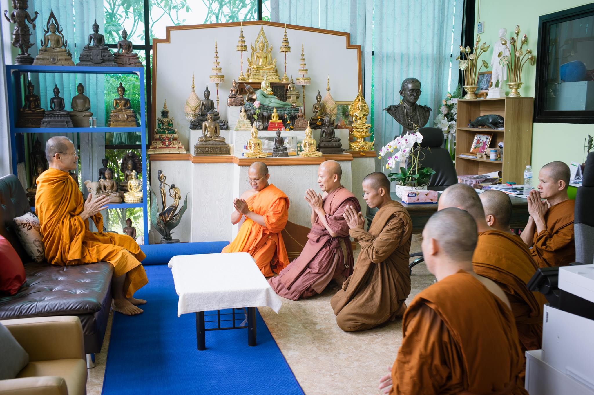 หลวงปู่เทพโลกอุดร อาศรมศรีชัยรัตนโคตร ฐาน 1 ซ.ม. ชุบทอง