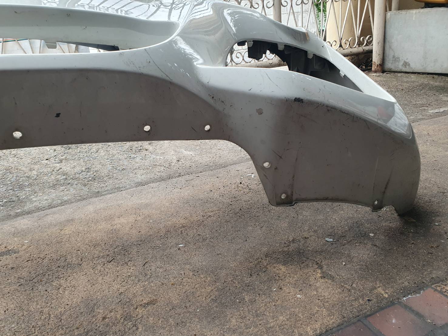 กันชนหน้า มือสอง BMW F25 สีขาว หูครบ ไม่ฉีกขาด ขายตามสภาพ