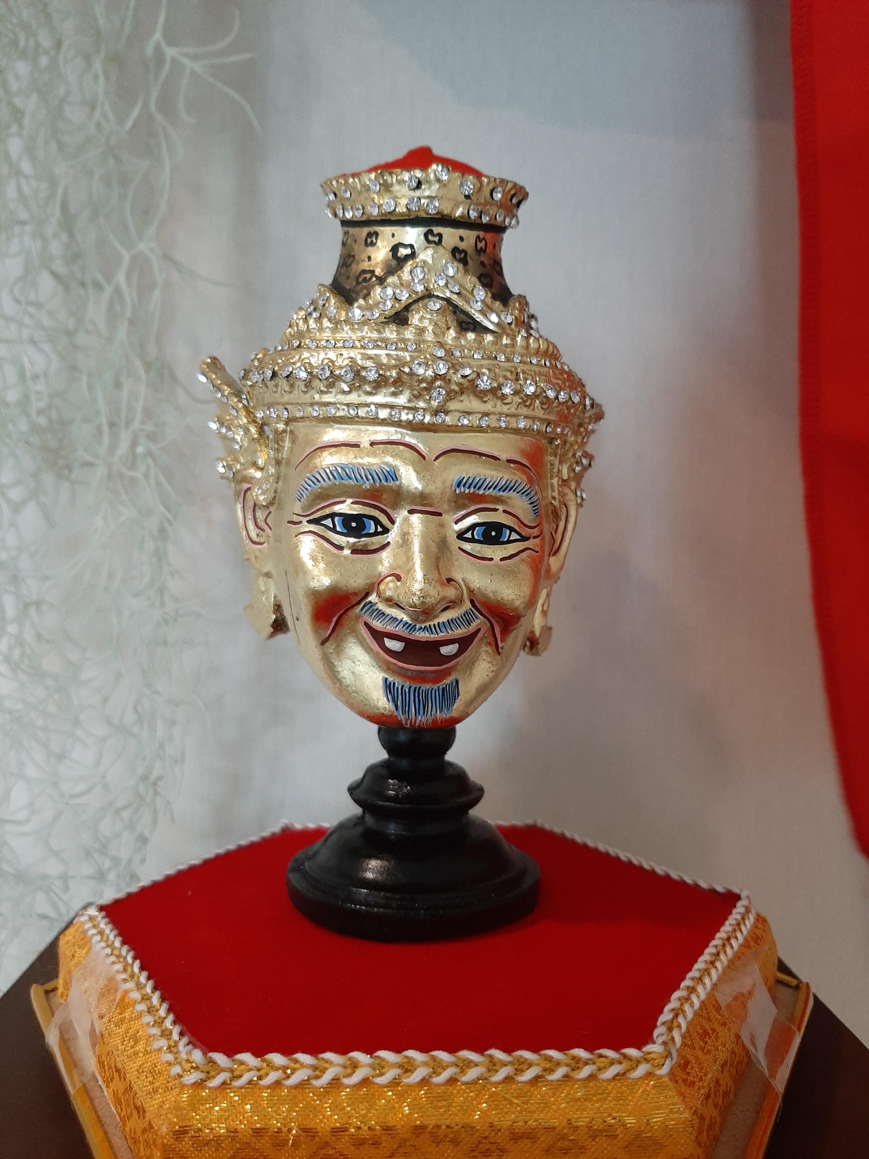 เศียรปู่แก่ประดับคริสตัสแท้ เข้าพิธีสวดคาถาเงินล้าน 108 จบ