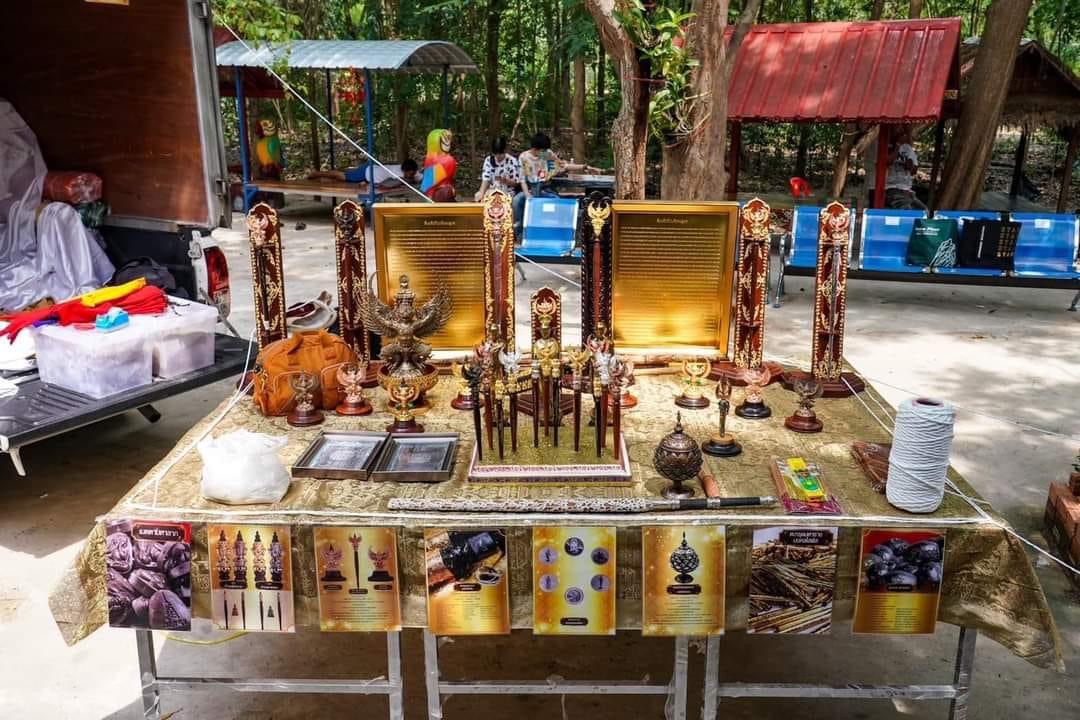 พระปิดตา รุ่น เมตตา หลวงปู่ศิลา หลวงพ่อหนุน (มีรอยราน)