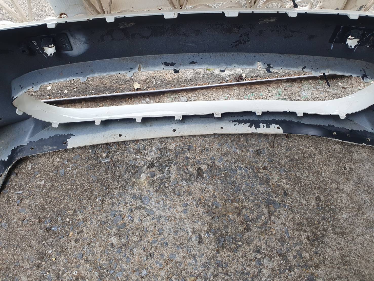 กันชนหน้า มือสอง BMW F25 สีขาว หูครบ ไม่ฉีกขาด ขายตามสภาพ