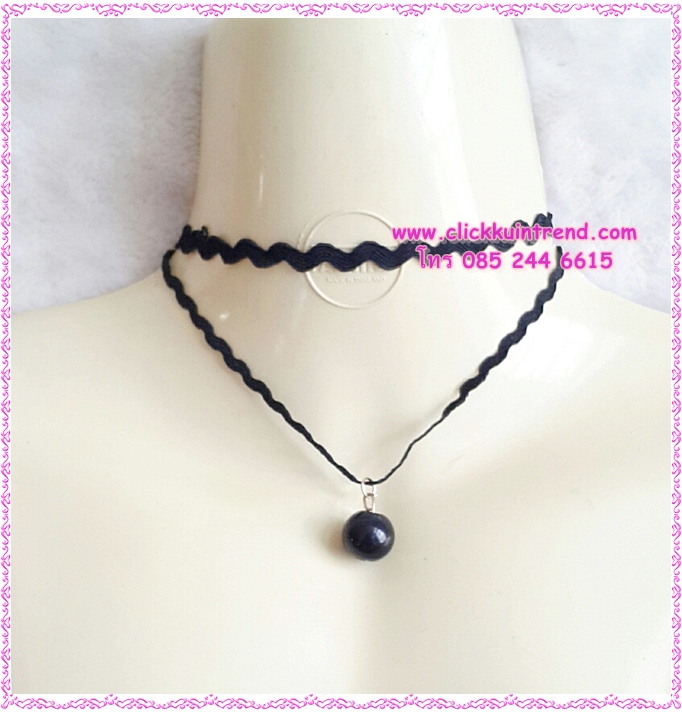 สร้อยคอโชคเกอร์ ลูกไม้เส้นหยักสีดำ แต่งด้วยลูกไม้แบบเดียวกัน ห้อยจี้ลูกปัดดำ