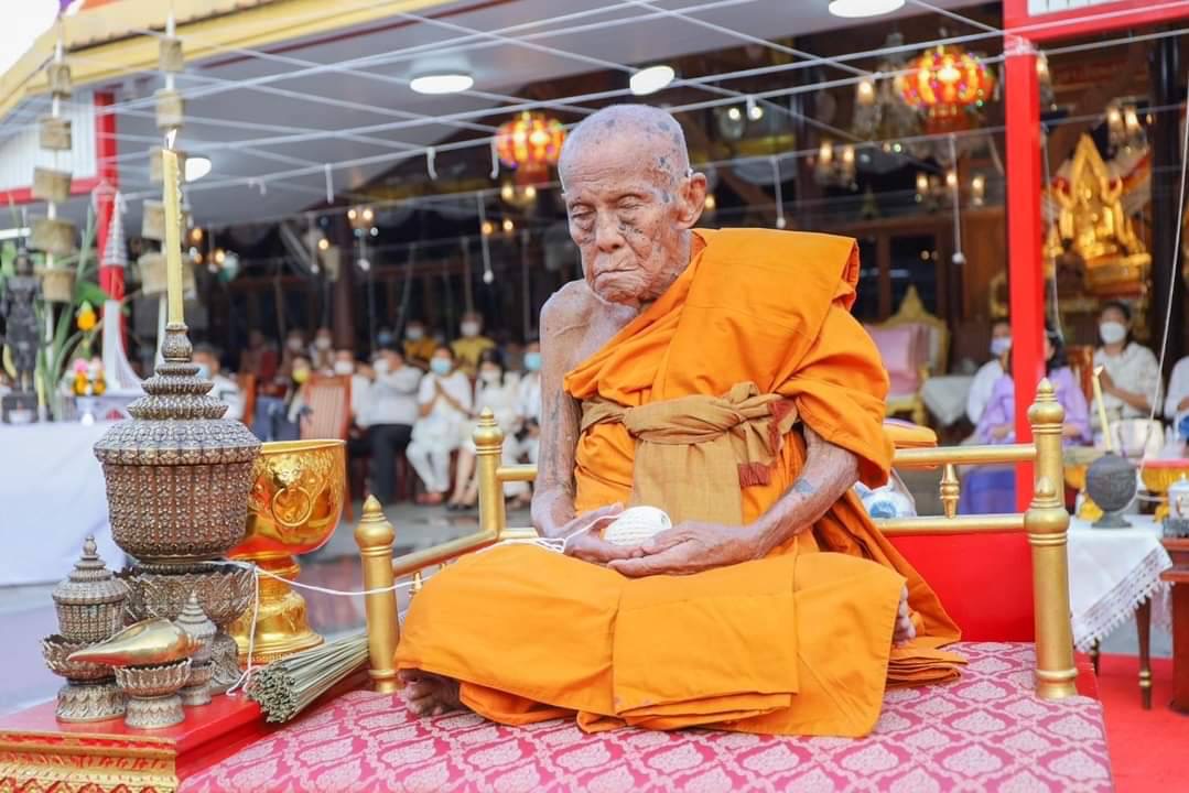 หลวงพ่อโต โลหะเคลือบพาติน่าสีน้ำผึ้ง ปี ๖๖ วัดอินทรวิหาร ลพ.เล็ก ร่วมเสก