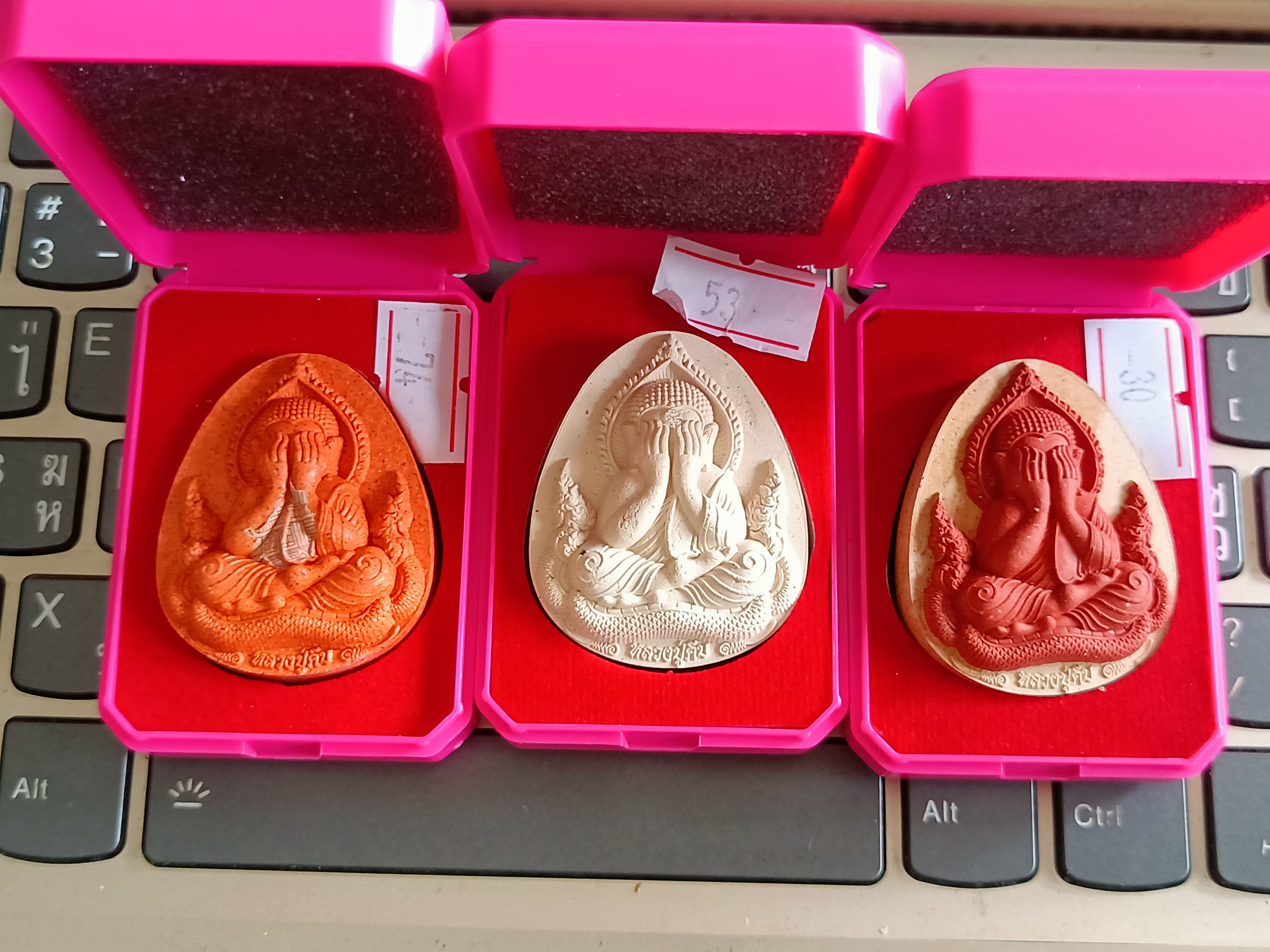 พระผงปิดตาหลวงปู่คีบ (องค์ละ 299 บาท ยกชุด 3 องค์ 750.-)