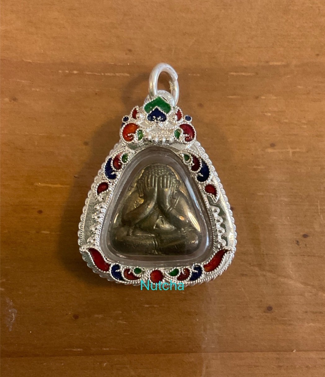 พระปิดตามหาเศรษฐีเงินล้าน เลี่ยมกรอบเงิน เนื้อนวโลหะ (ไม่เข้าพิธีกรรมฐาน 3 วัน) (เต็มสูตร แก่ทอง) วัดท่าขนุน ปี 53