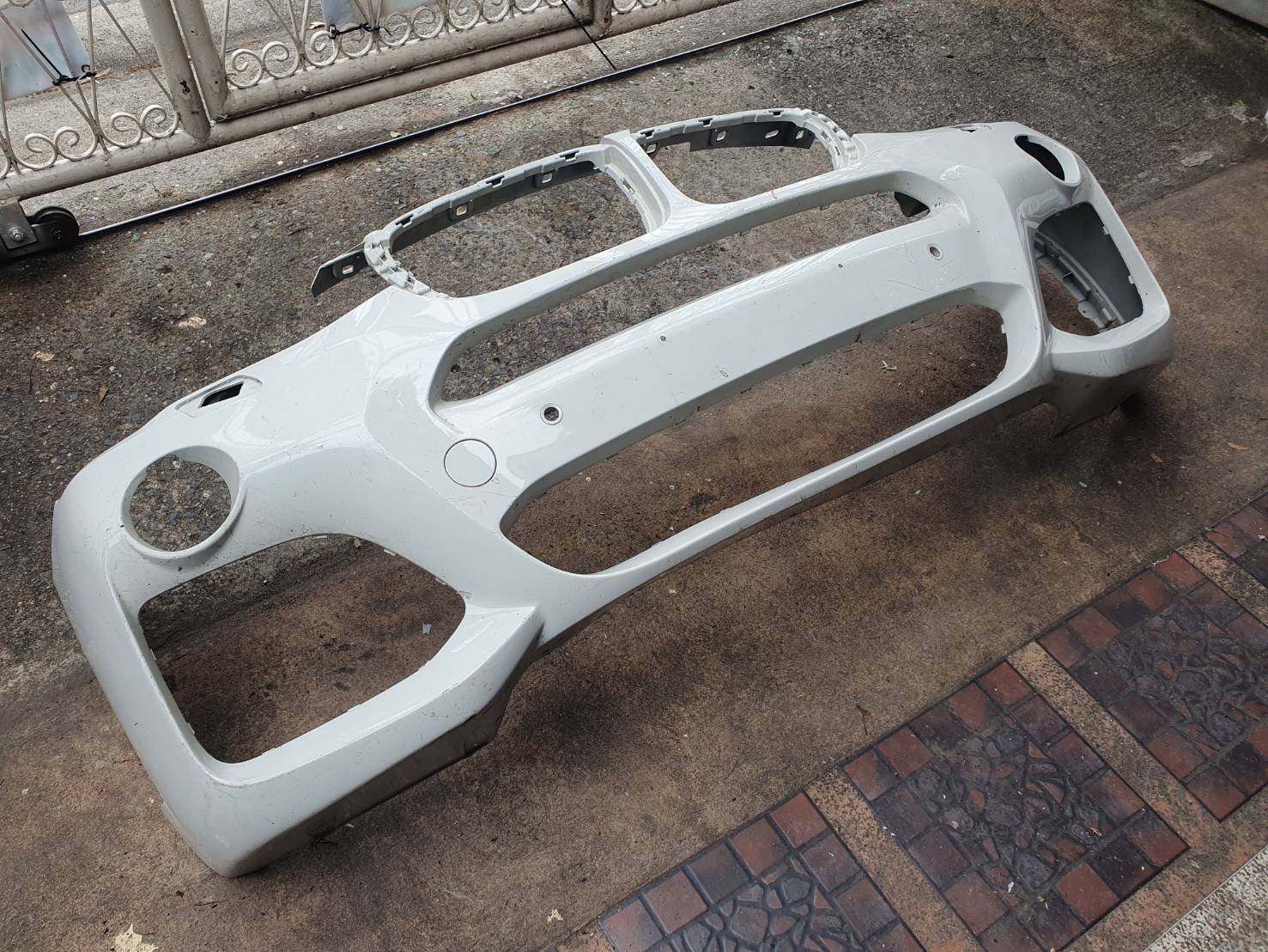 กันชนหน้า มือสอง BMW F25 สีขาว หูครบ ไม่ฉีกขาด ขายตามสภาพ