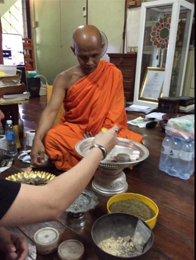 ล็อกเก็ตพระพุทธเจ้าเปิดโลก (ฉากเหลือง) ปี 59 มวลสาร ลพ.สนิท วัดลำบัวลอย