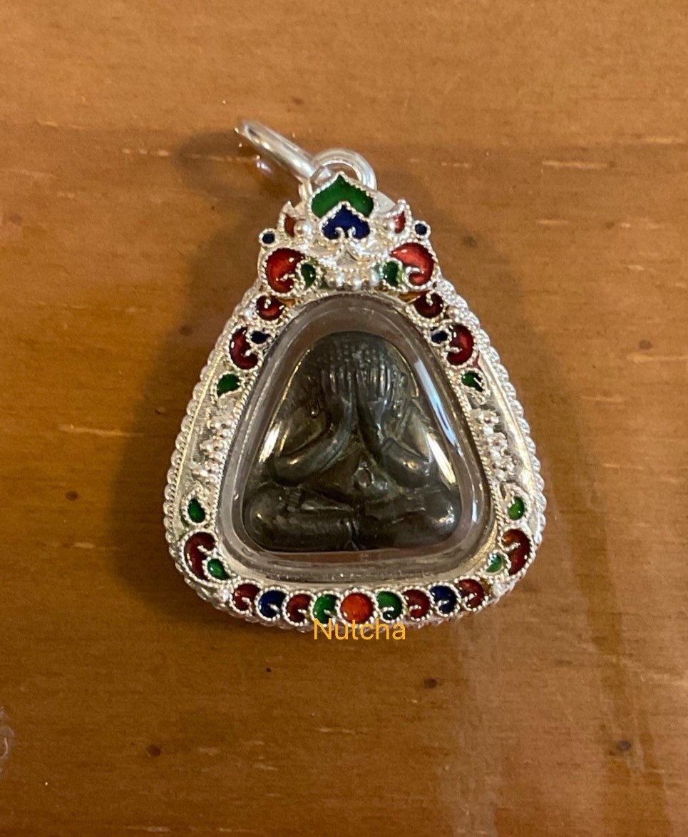 องค์ 9 พระปิดตามหาเศรษฐีเงินล้าน เลี่ยมกรอบเงิน เนื้อนวโลหะ ปลายช่อ พิธีกรรมฐาน 3 วัน (เต็มสูตร แก่ทอง) วัดท่าขนุน ปี 53