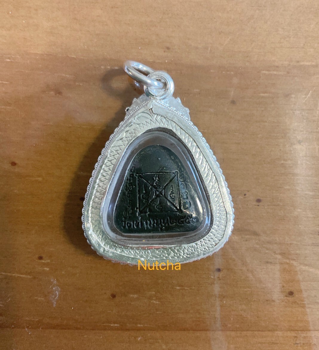 องค์ 9 พระปิดตามหาเศรษฐีเงินล้าน เลี่ยมกรอบเงิน เนื้อนวโลหะ ปลายช่อ พิธีกรรมฐาน 3 วัน (เต็มสูตร แก่ทอง) วัดท่าขนุน ปี 53