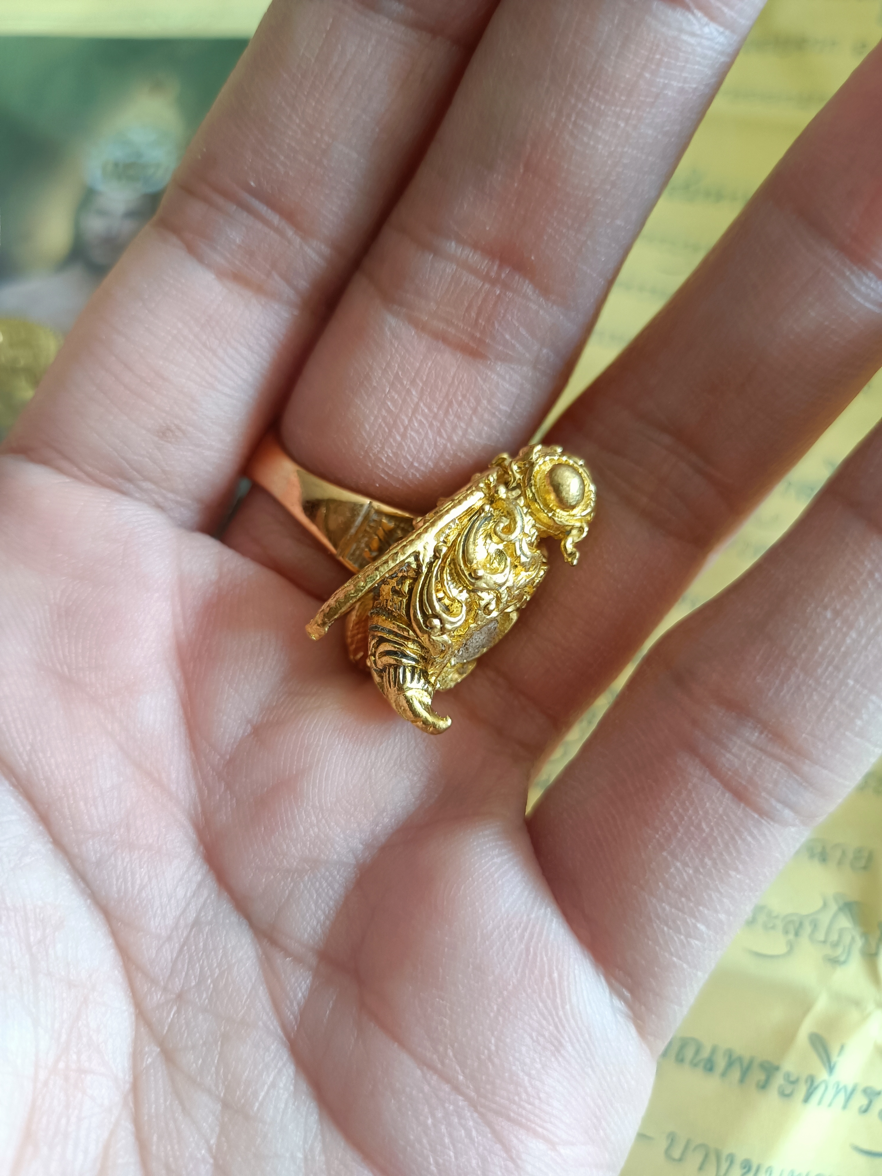 สลาเหิร (แมลงภู่คำ) อุดผงมวลสารวิเศษ ลพ.เอก