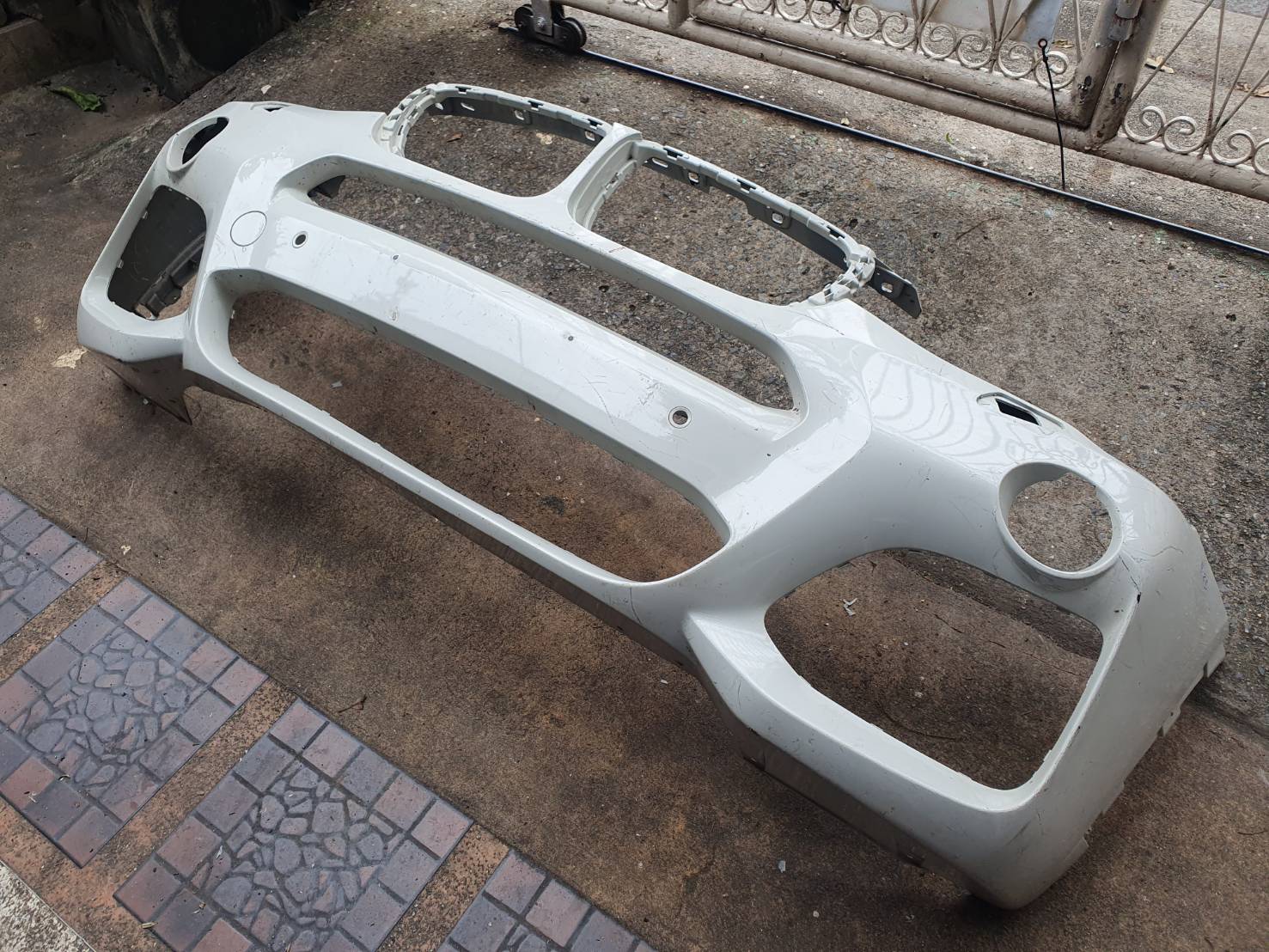 กันชนหน้า มือสอง BMW F25 สีขาว หูครบ ไม่ฉีกขาด ขายตามสภาพ