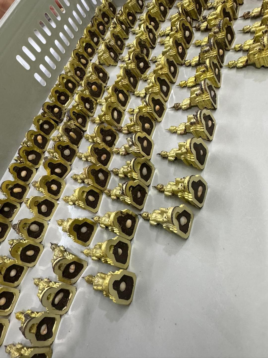 สมเด็จองค์ปฐมปางพระนิพพาน เนื้อสุริยันราชา บรรจุเหล็กไหลแก้ว (ชุดกรรมการ)