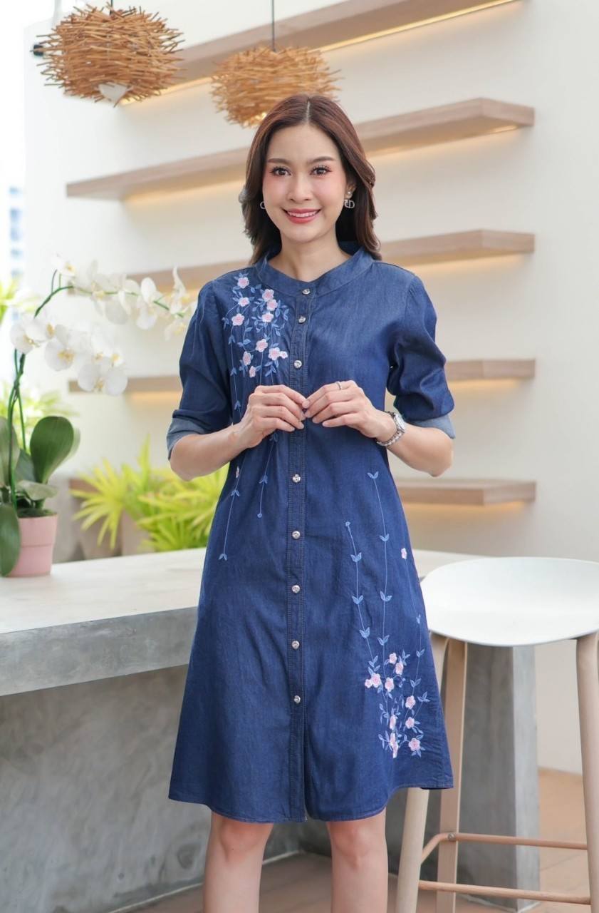 เดรสยีนส์ #8731 ผ้ายีนส์เนื้อผ้านิ่ม ปักลายดอกไม้สวยหรู แบบสวยใส่ได้หลายโอกาส