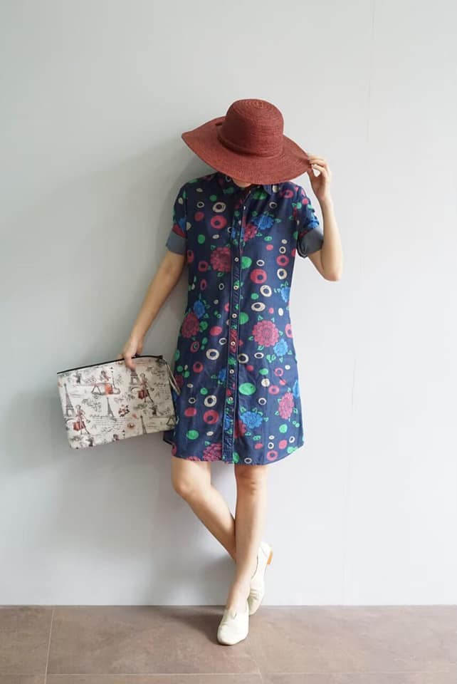Size 38" / 40" / 42" / 44" /46" เดรสยีนส์ลายดอกไม้คอเชิ้ต (ชุดยีนส์ ชุดแซก) ผลิตจากผ้ายีนส์เนื้อนิ่ม ใส่สบาย ไม่ร้อน พิมพ์ลายดอกไม้สวยมาก