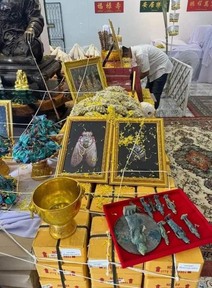 แมลงภู่คำ เจ้าทรัพย์ เสาร์ 5 เลี่ยมสามห่วง หลวงปู่ศิลา