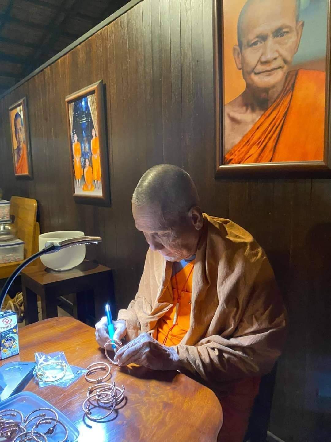 กำไลเงินล้านมิเตพาหุหะติ วัดถ้ำเขาวง หลวงตาวัชรชัย