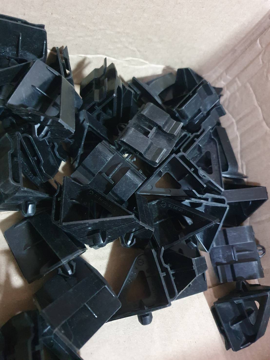 ตัวยึด มือสอง (หมายเลข 520 ตามรูป) Benz W211 A2119880178 Clamp Mounting Cover ตัวละ 10 บาทมีหลายชิ้น