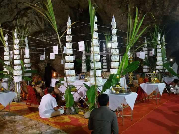 เหรียญหลวงปู่ทวด หลังปู่ฤาษี วัดเขาอ้อ