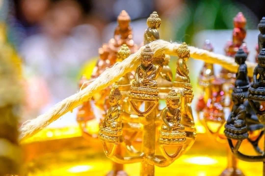 พระกริ่งเนื้อเหล็กน้ำพี้ รุ่น รวย รวย รวย (ฐานอุดเกศา) หลวงปู่มหาศิลา