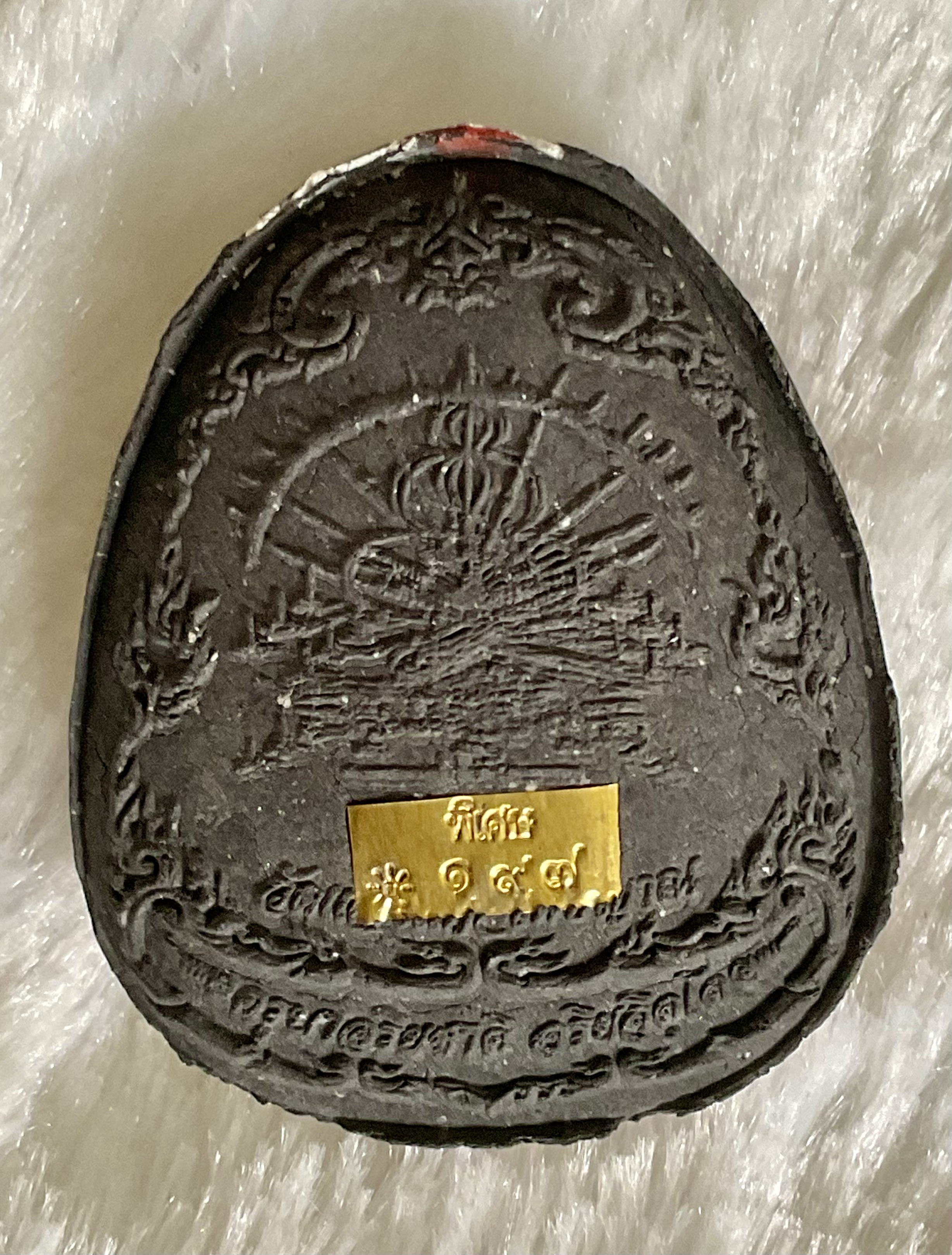 พระปิดตาเจ้าสัวมหาเศรษฐีนกยูงทอง (พิเศษในชุดลังนำฤกษ์ เนื้อมหายันต์นะวนเวียน) ครูบาอริยชาติ วัดแสงแก้วโพธิญาณ