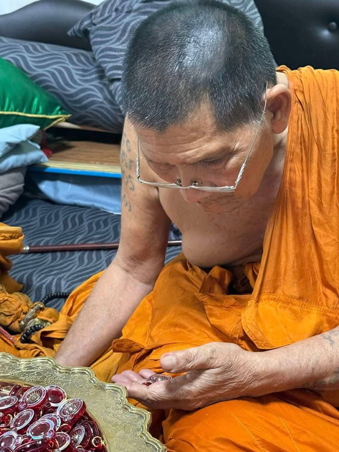 ดอกพิกุลเงิน เลี่ยมเดิม 1 ใน 300 หลวงปู่ศิลา