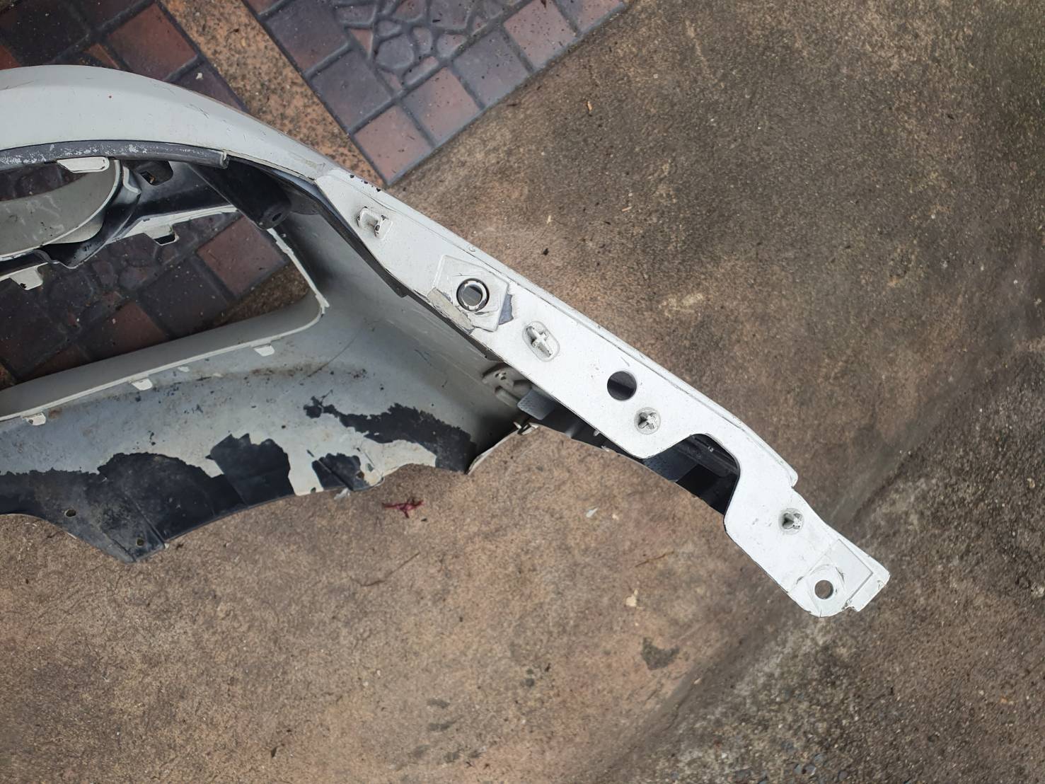 กันชนหน้า มือสอง BMW F25 สีขาว หูครบ ไม่ฉีกขาด ขายตามสภาพ