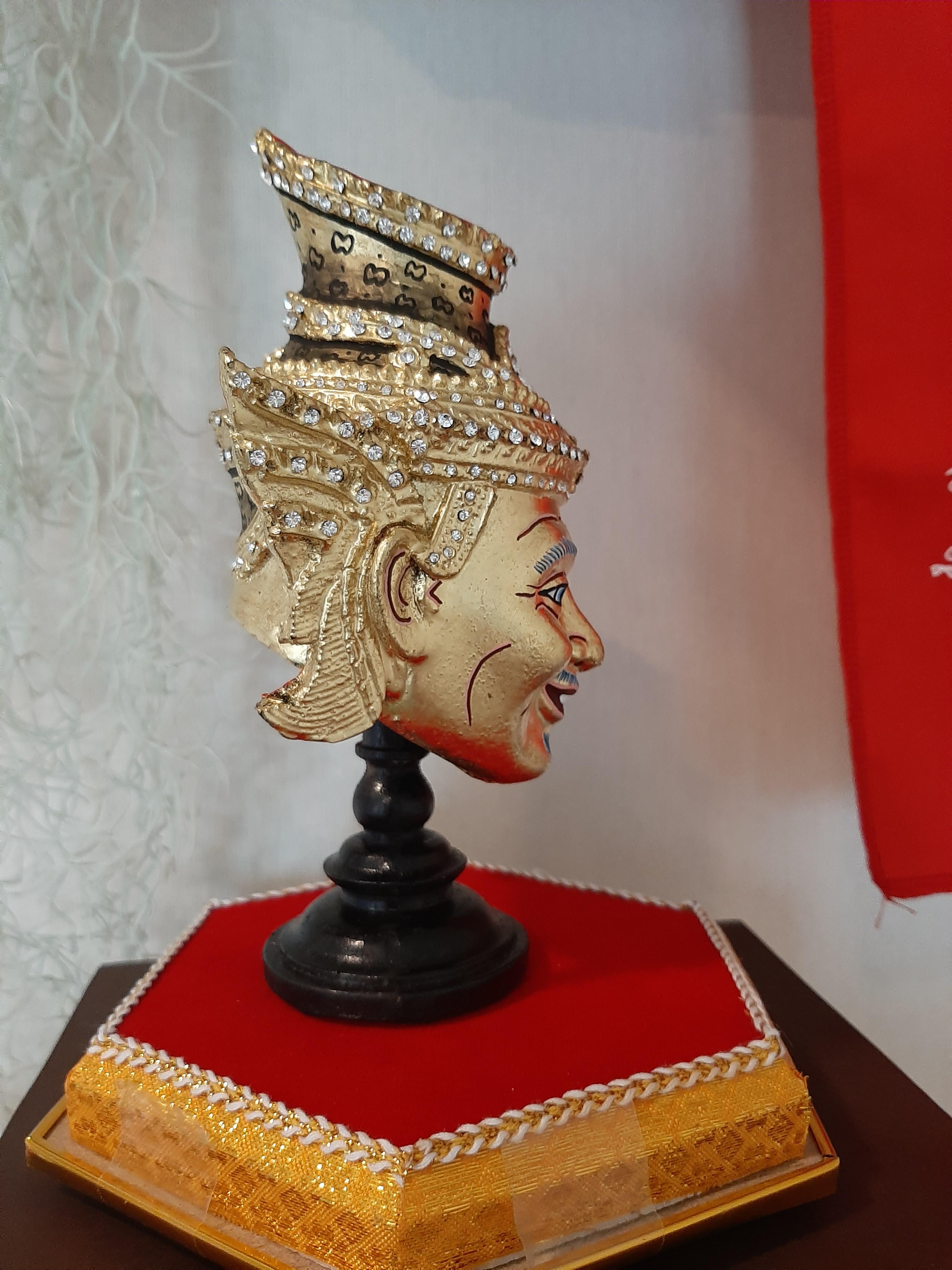 เศียรปู่แก่ประดับคริสตัสแท้ เข้าพิธีสวดคาถาเงินล้าน 108 จบ