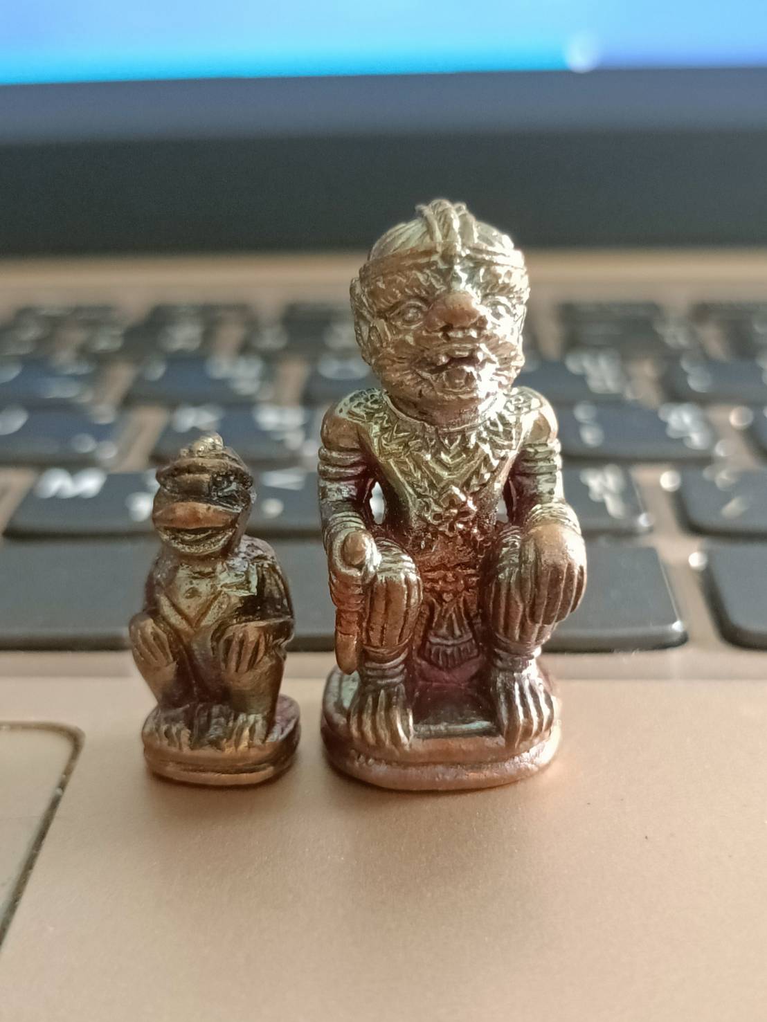 วัวธนูพญาโครัตนมงคล (แบบไม่มีจาร) วัดโพธิผักไห่ หลวงพ่อเล็ก (เลี่ยมกันน้ำ)วัดท่าขนุนพุทธาภิเษก