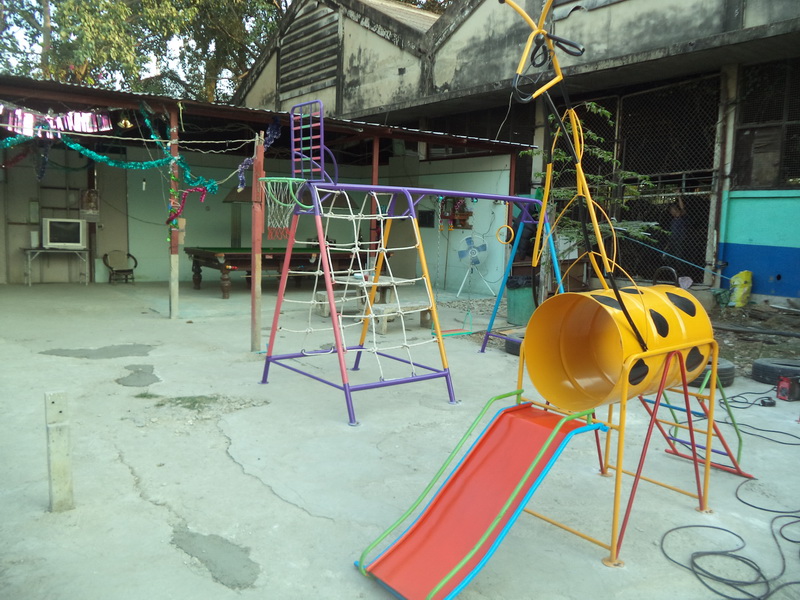 รหัส PG ผลงานติดตั้ง (ตลาด อ.ต.ก.จตุจักร กทม.) เครื่องเล่นสนามกลางแจ้งสำหรับเด็ก