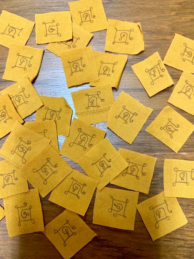 ยันต์ดวงแก้วสีวลีแบบหลวงพ่อกวย ผ้าจีวร ๓ ปี ลพ.เล็กห่มพุทธาภิเษกนับไม่ถ้วน