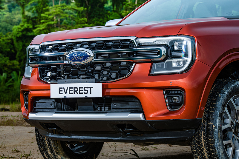 เบ้าประตู Ford Everest Next Gen ฟอร์ด เอเวอเรสต์ ปี 2022-ปัจจุบัน (เคฟลาร์ โลโก้สีแดง)