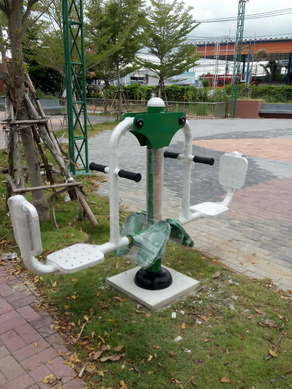 รหัส OUL ผลงานติดตั้ง (วัดสาลีโขภิตาราม ต.บางพลับ อ.ปากเกร็ด จ.นนทบุรี) เครื่องออกกำลังกายกลางแจ้ง