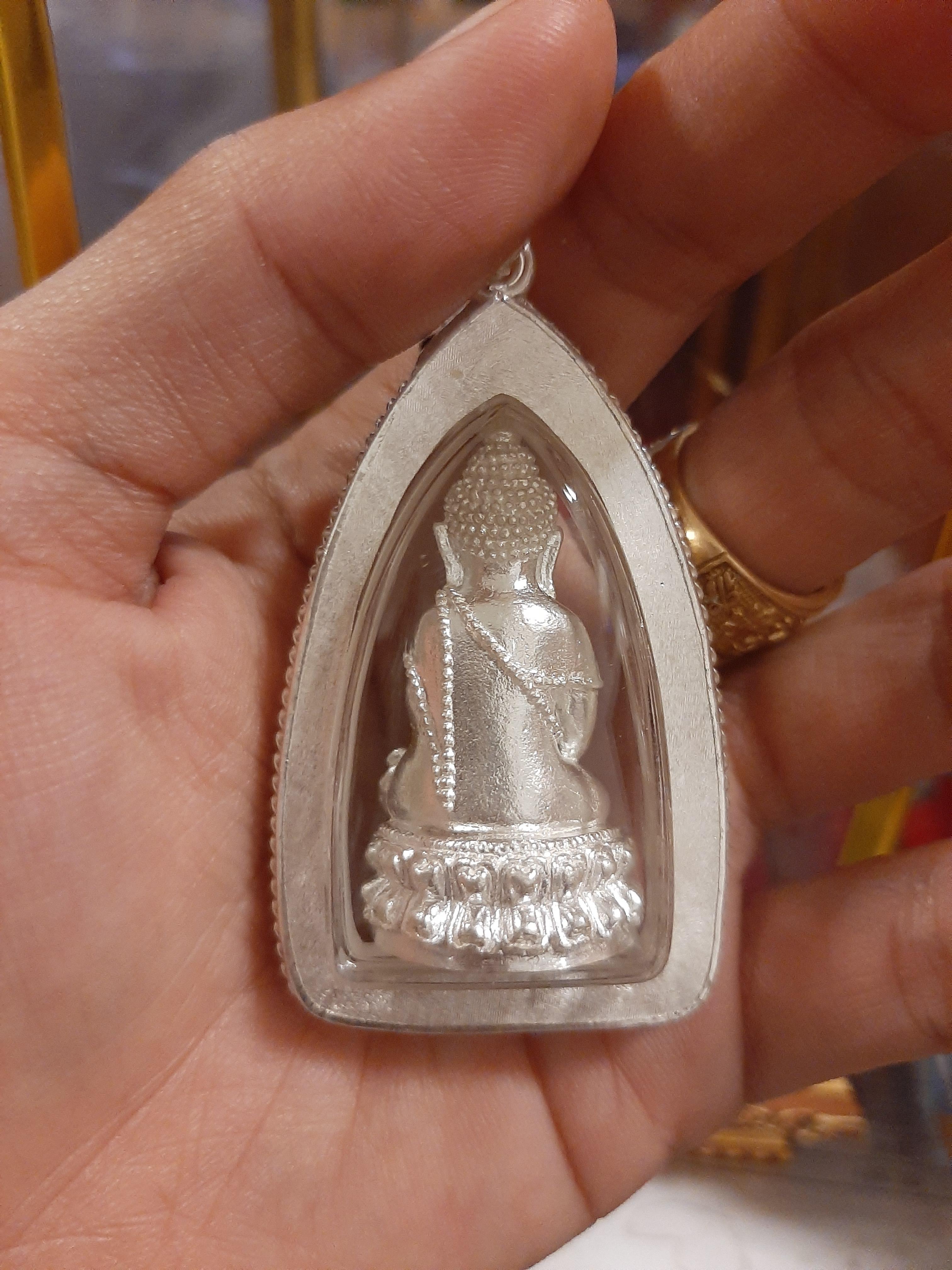 พระกริ่งสะท้านไตรภพ เลี่ยมกรอบเงิน (เนื้อเงินชนวนล้วน อุดเกสา พระบรมสารีริกธาตุ) วัดท่าขนุน ปี 63