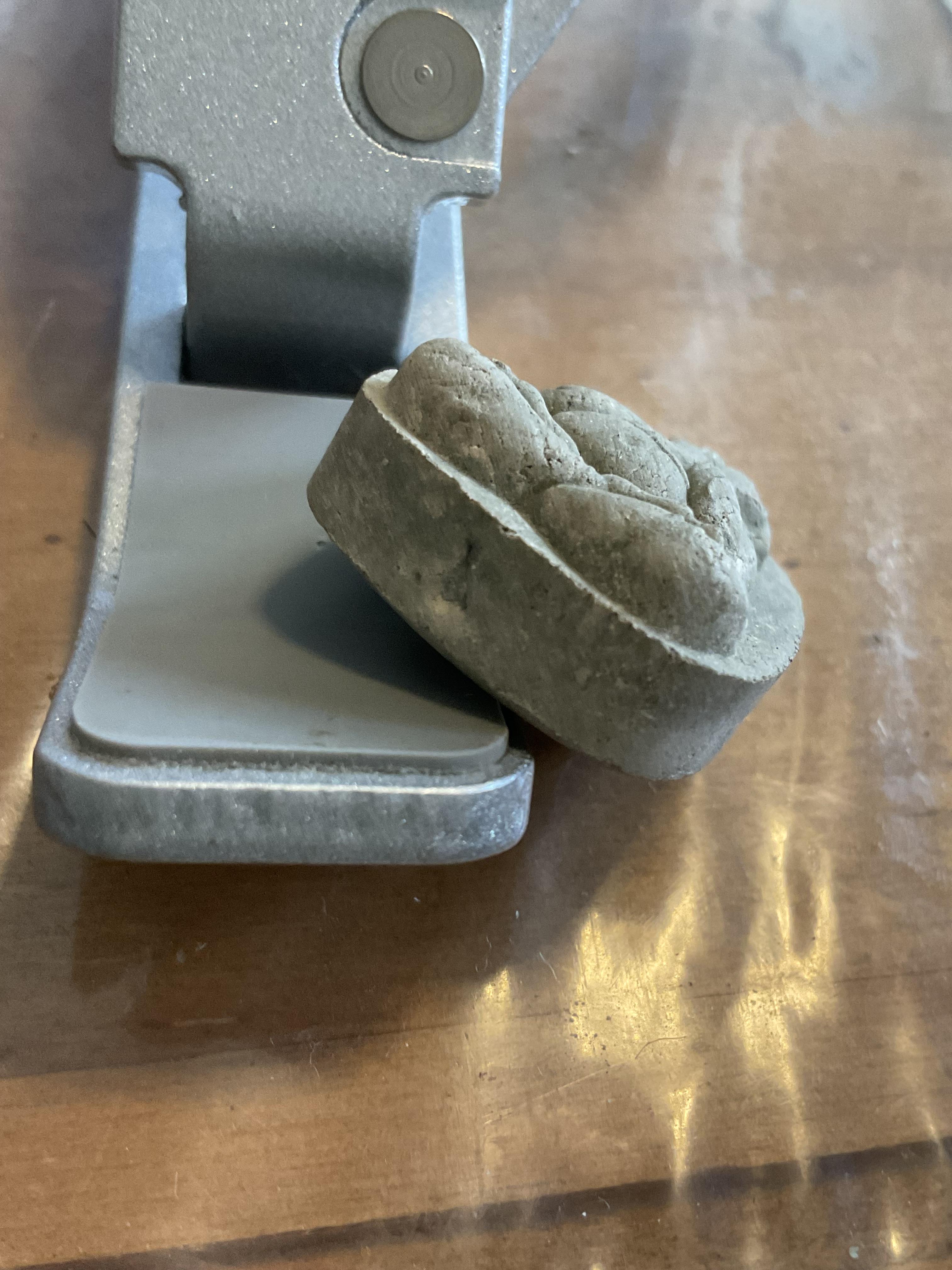 พระปิดตา รุ่น เมตตา หลวงปู่ศิลา หลวงพ่อหนุน (มีรอยราน)