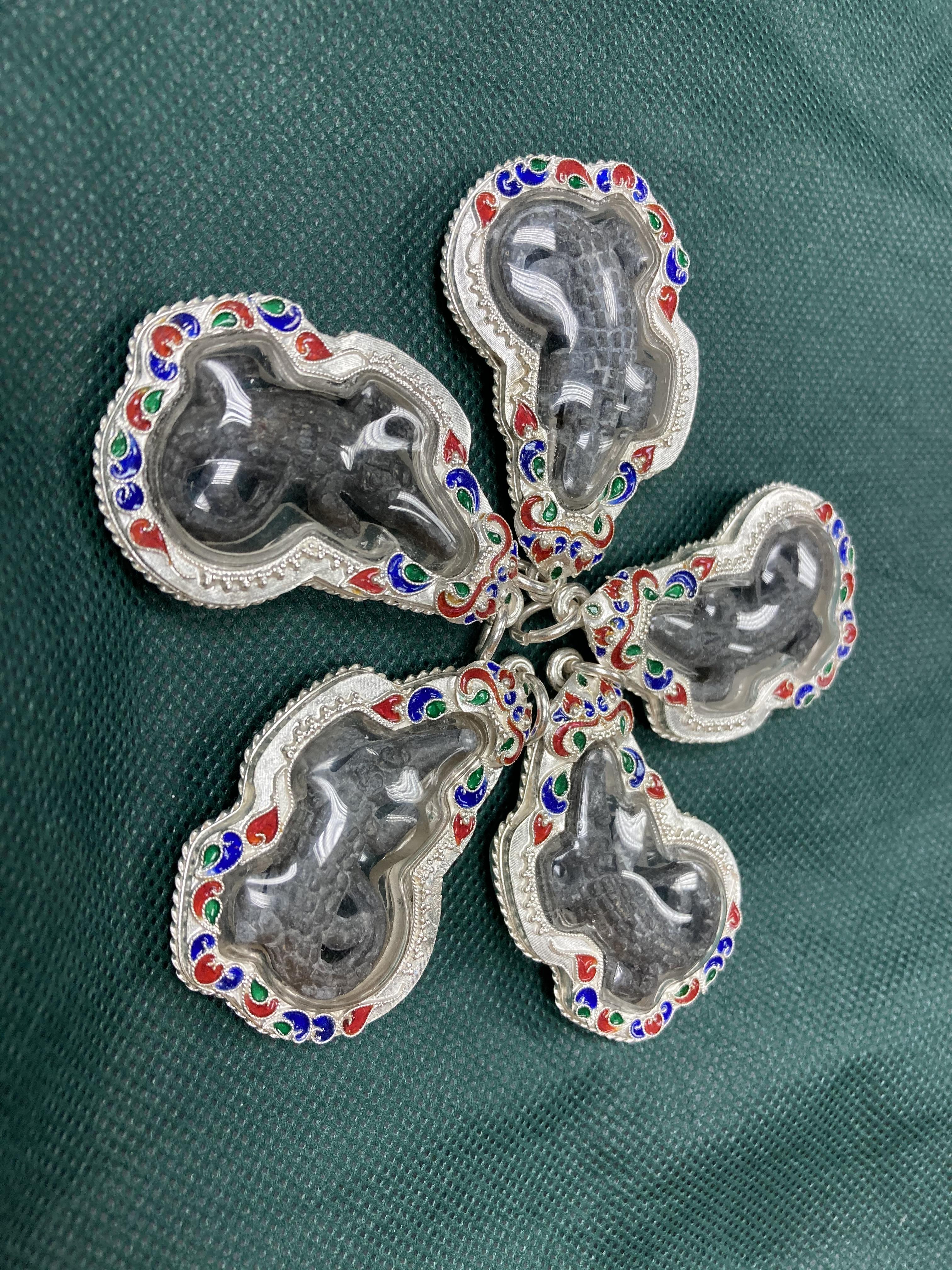 จระเข้โทน รุ่น 2 หลวงพ่อสนิท ปี 2516 เลี่ยมกรอบเงินลงยา (สั่งเกลี่ยมรอประมาณ ๑ สัปดาห์)