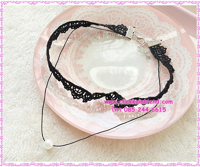 สร้อยคอโชคเกอร์ ลูกไม้สีดำ แต่งด้วยเชือกเล็กสีดำ ร้อยมุกตรงกลาง