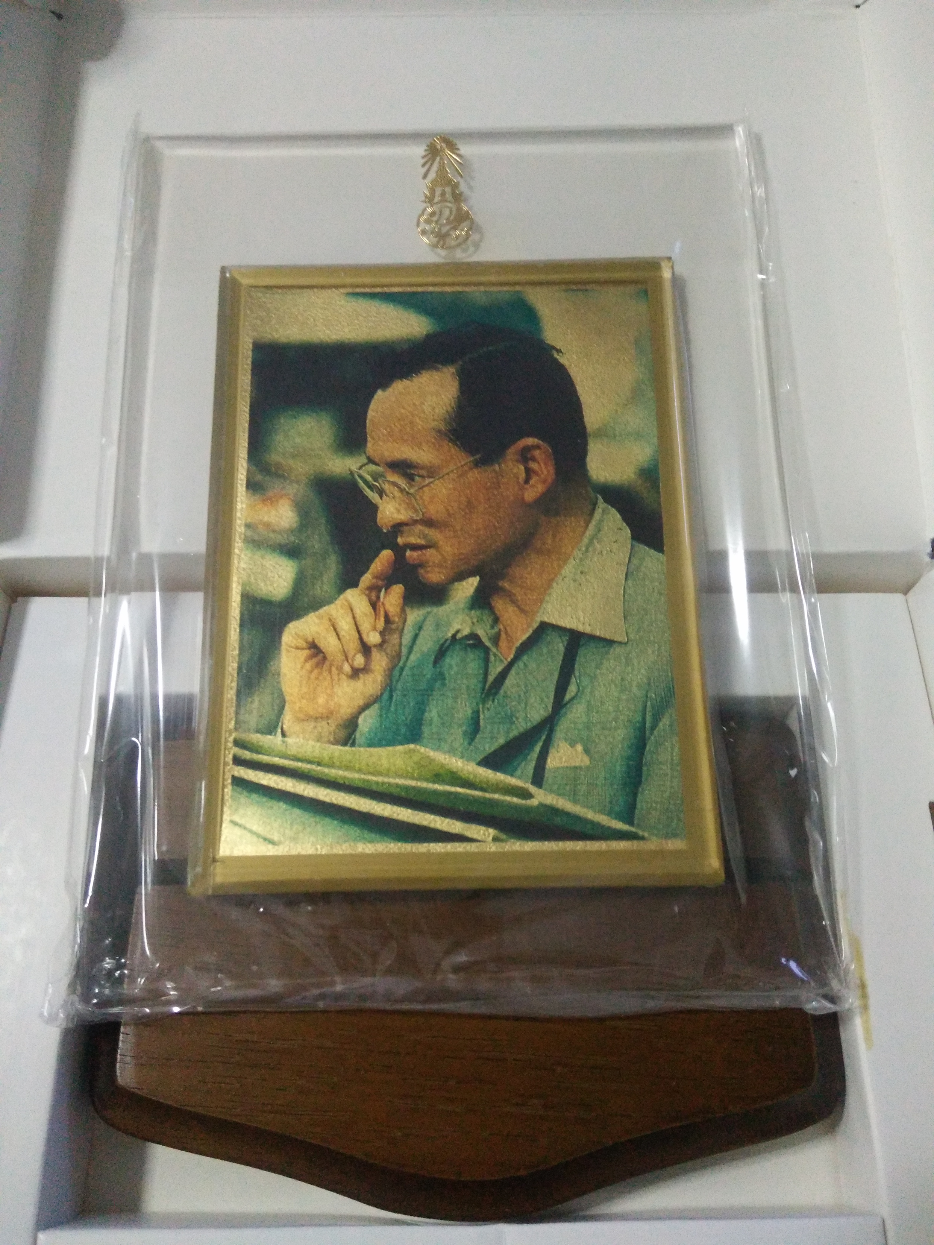 แผ่นทองคำพระบรมฉายาลักษณ์ทองคำ ฉลองสิริราชสมบัติครบรอบ 50 ปี บานที่ 3