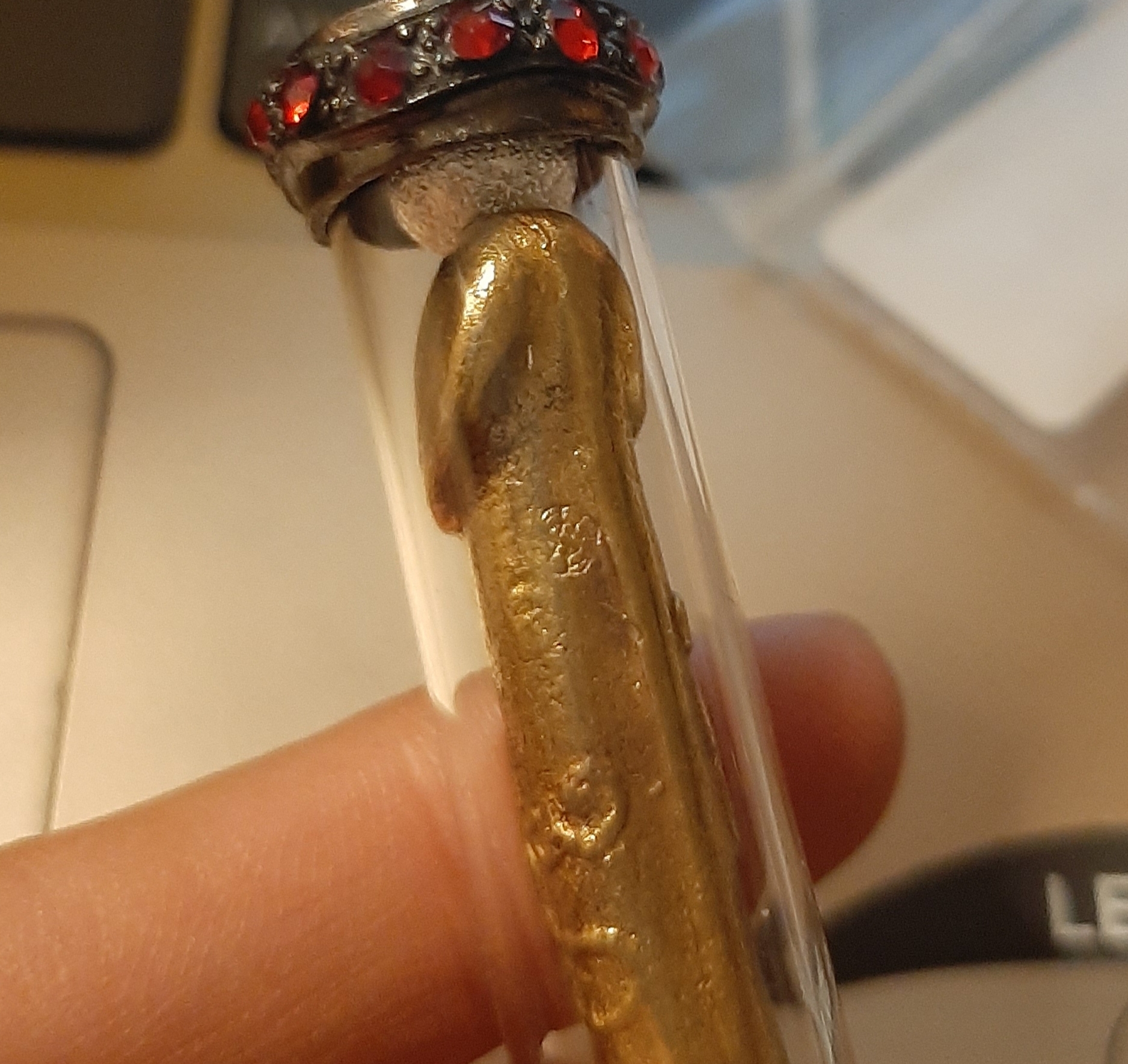 คุณปลัด (เพชรพญาธร) มวลสารเก่าหลวงพ่อกวย ลพ.เอก สำนักสงฆ์ เขาธรมมสรณ์ เลี่ยมหลอดตะกรุด