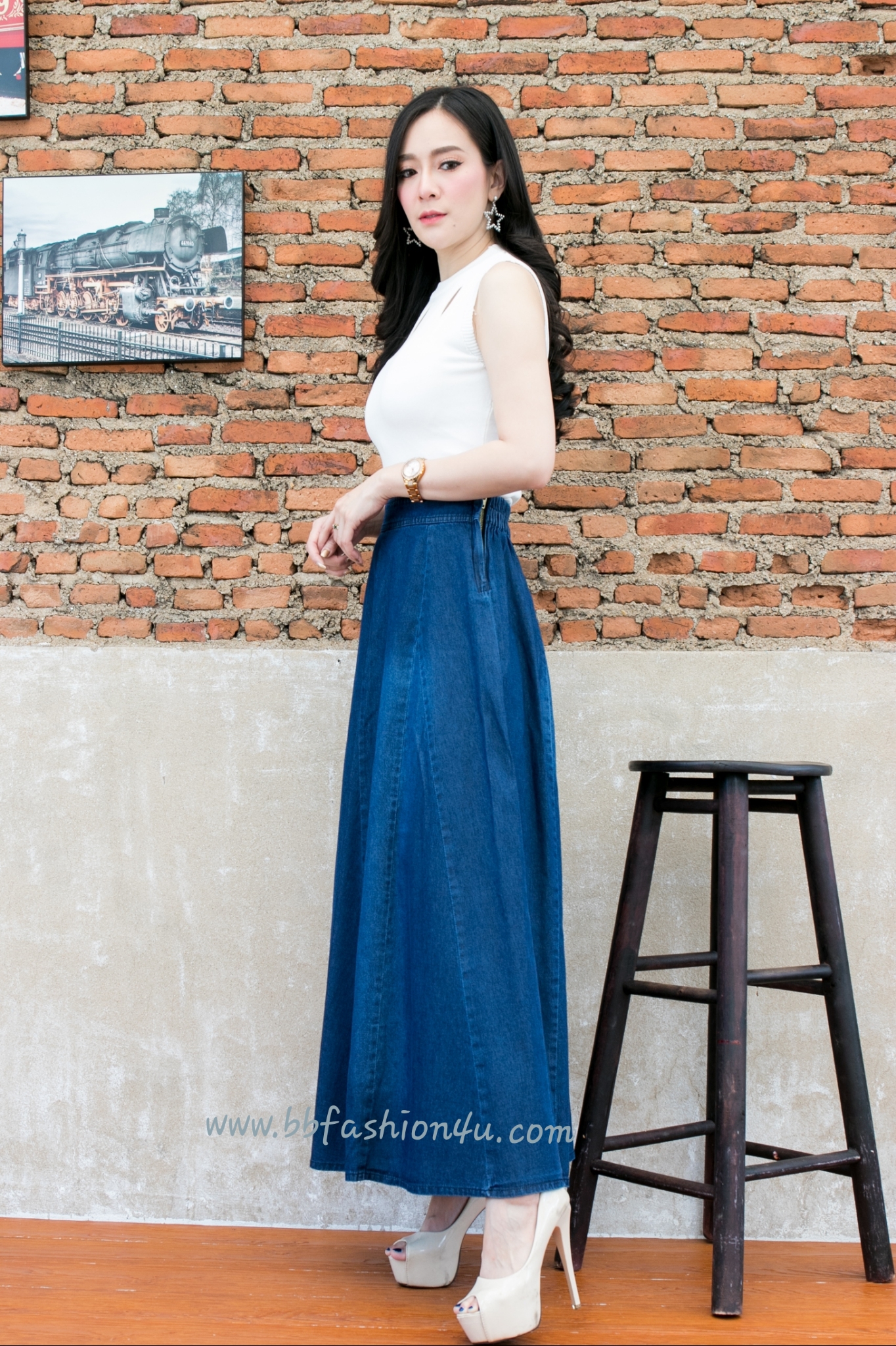 กระโปรงยีนส์ยาว #AU5612 ขนาด Free size สียีนส์เข้มแบบสวยใส่สบาย ผ้าพริ้วมีน้ำหนักแมทกับเสื้อได้หลายแบบ